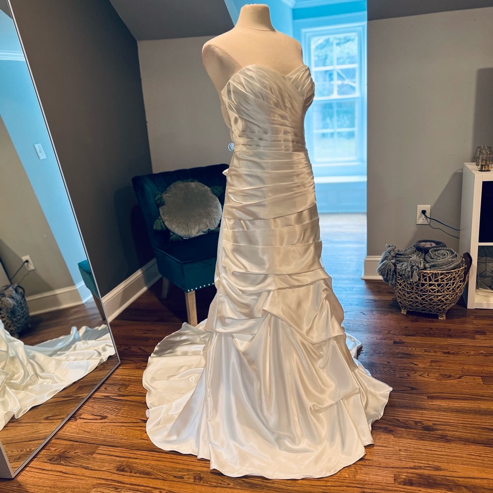 David’s Bridal Ruched Strapless Wedding Dress - Picture 10 of 15